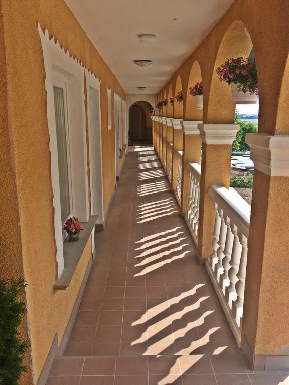 Győrújbarát Panorama Birtok - Wellness Panzio, Konferencia Es Rendezvenykoezpont Bed & Breakfast エクステリア 写真